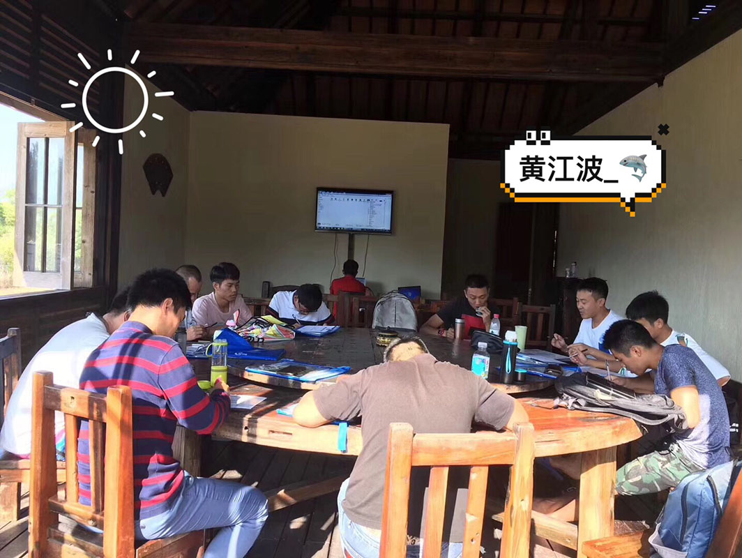 除了俯瞰大地的飛翔，還有潛入海底的翱翔。